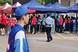 韩媒：韩国队今日集训时队内氛围凝重，除黄善洪外无人接受采访